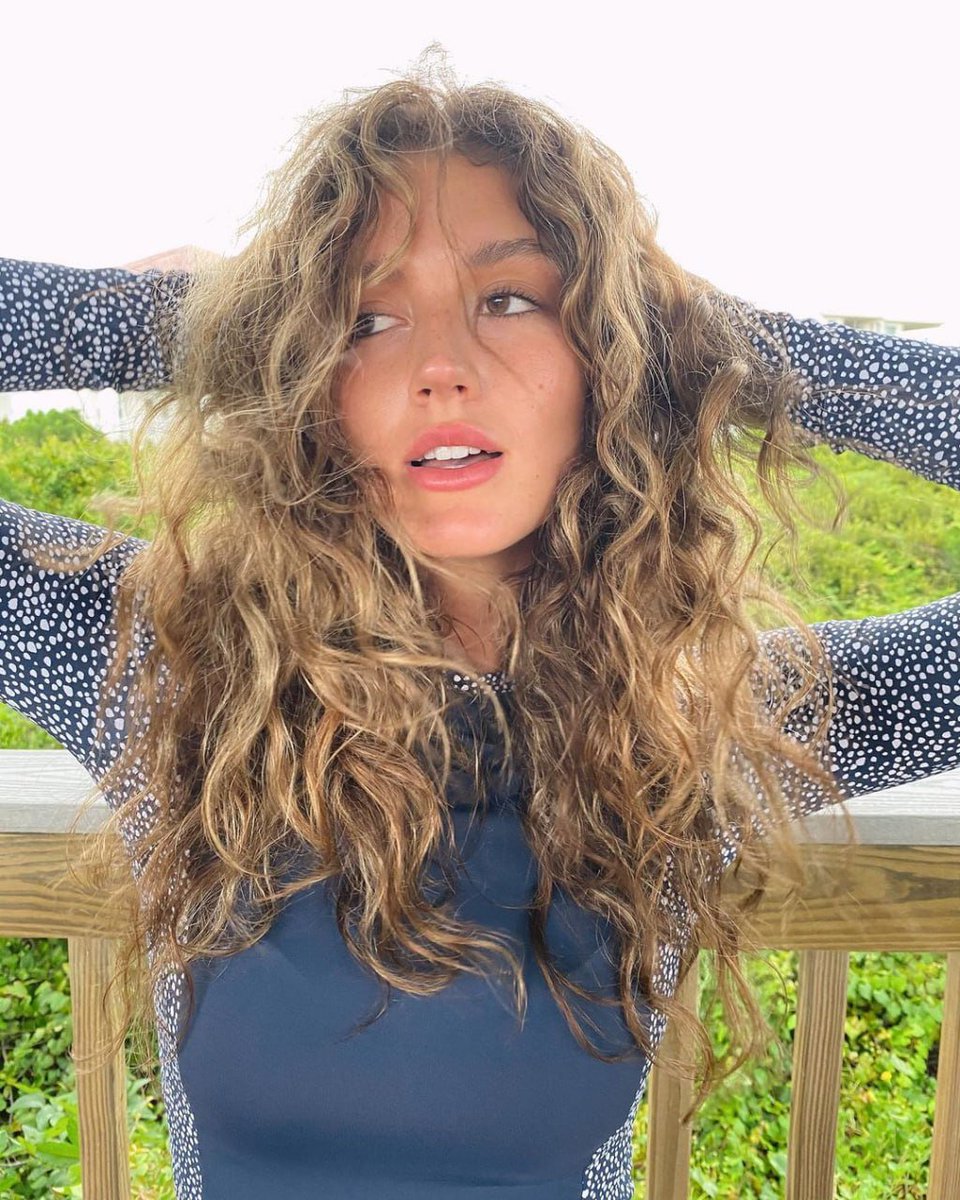 keyukeai's tweet photo. Messy hair, don't care 🌿Sometimes it's best to savor the simple moments, feel the sea breeze, and still look confident in your own skin.. 🌊 #naturalbeauties  #beachvibes  #CarefreeMom https://t.co/QbIHYcOcXP