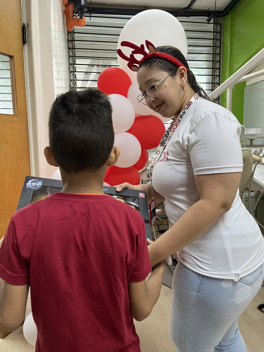 ONUSIDA_VE's tweet photo. 👉La Fundación atiende a niños, niñas y adolescentes que viven con VIH, muchos de ellos huérfanos a causa del sida.

🤝Los regalos son el resultado de donaciones individuales y son una manifestación de solidaridad, generosidad y empatía. https://t.co/WjLPefa0aE