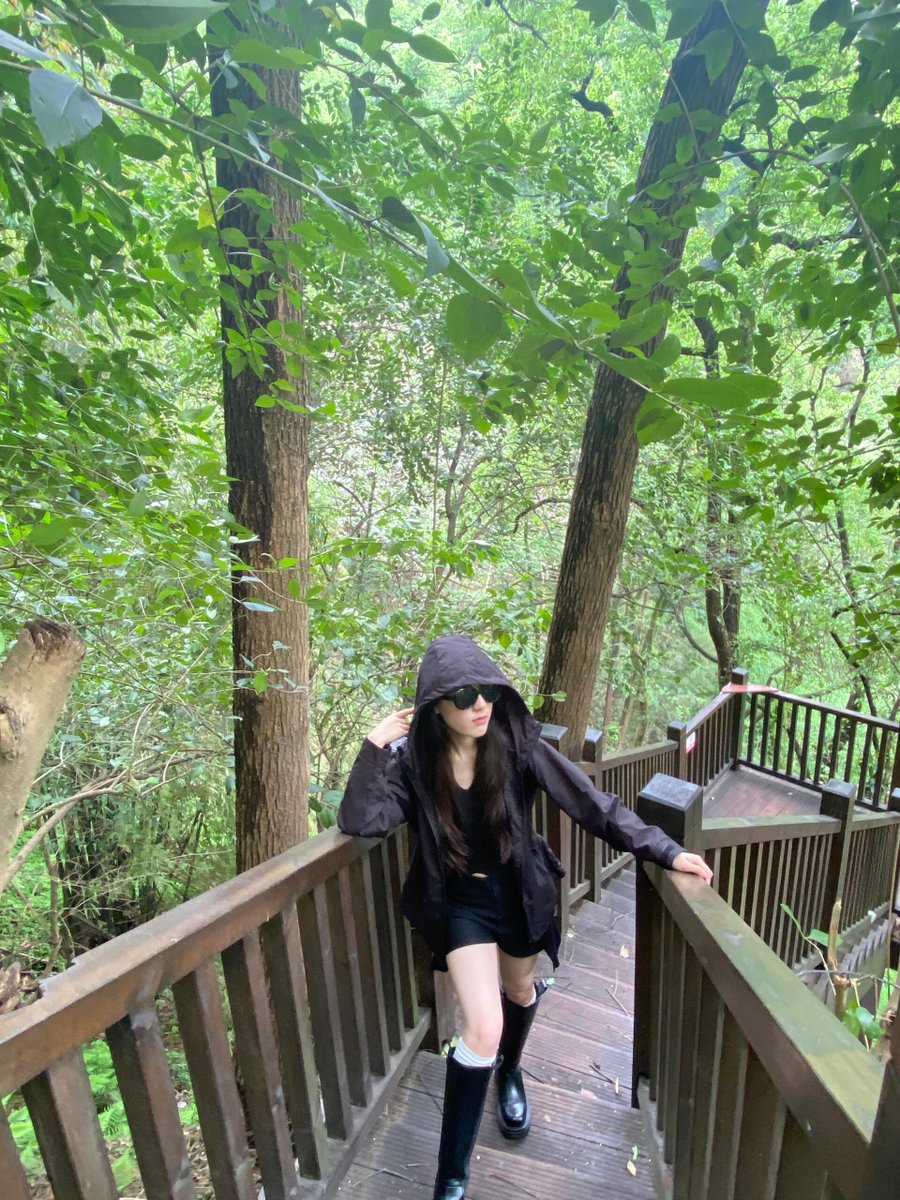 週末の山登りがますます好きになりました。 ⛰⛰
一方で、自分自身を肯定してください。自分を鍛えながら。 🏕