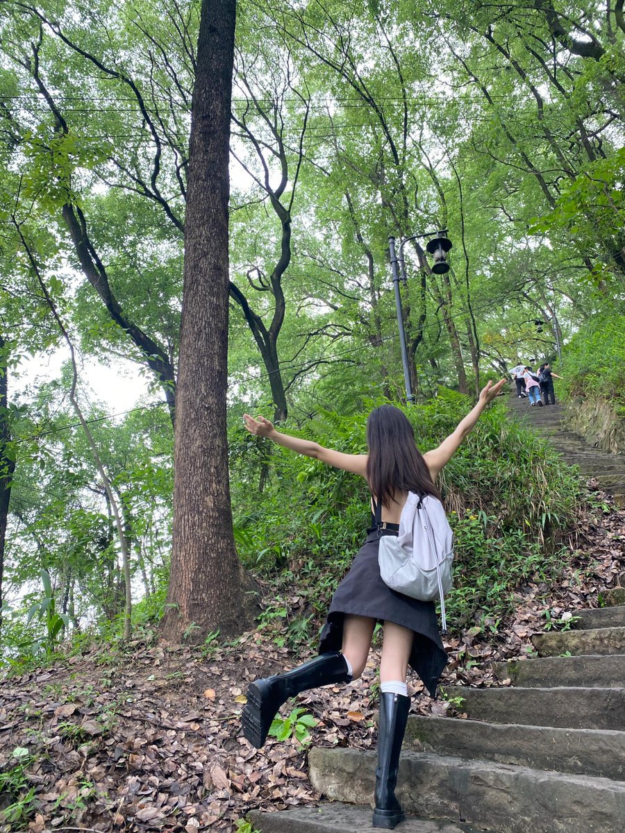 週末の山登りがますます好きになりました。 ⛰⛰
一方で、自分自身を肯定してください。自分を鍛えながら。 🏕