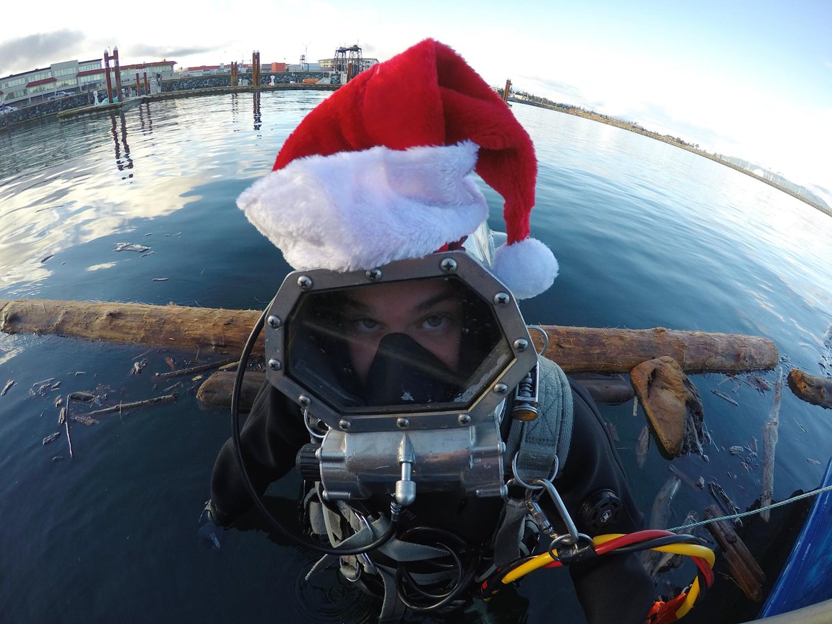 Grateful for our incredible DiveSafe family this holiday season. ❤️  Wishing everyone a safe and joyful New Year filled with exciting underwater adventures! 🎄  Thank you for being part of our diving community. #DiveSafe #CommercialDiving #HappyHolidays #CommunityLove