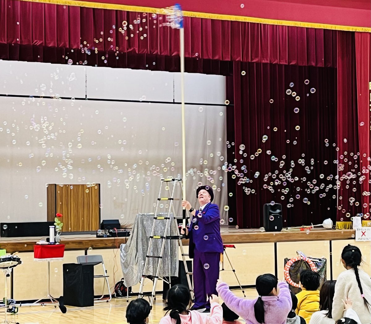 david_ramsay's tweet photo. Last day in the office 2024 !
My last show of 2024 I did for the kids 🧒🏻 👦🏻!! We all had fun 🤩 昨日は今年最後の現場、スクールショー！すごく楽しかった。皆さんありがとう👍🏻
#小学校 https://t.co/ZND1kRJlmu