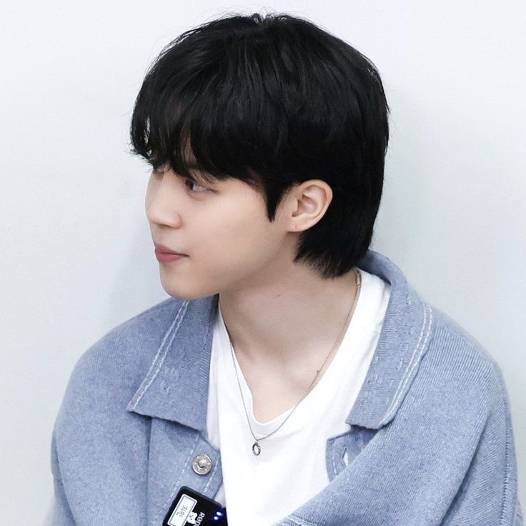 JiminLatinoFB's tweet photo. ☀️ ¿Sabías que Jimin ha utilizado sus siglas (JM) muchas veces para referirse así mismo? 

🧐 Miren esta interesante hilo de imágenes y entenderás porqué escogió ese nombre en su Instagram (j.m) oficial, para representarse así mismo. https://t.co/0zBLqIIIxY