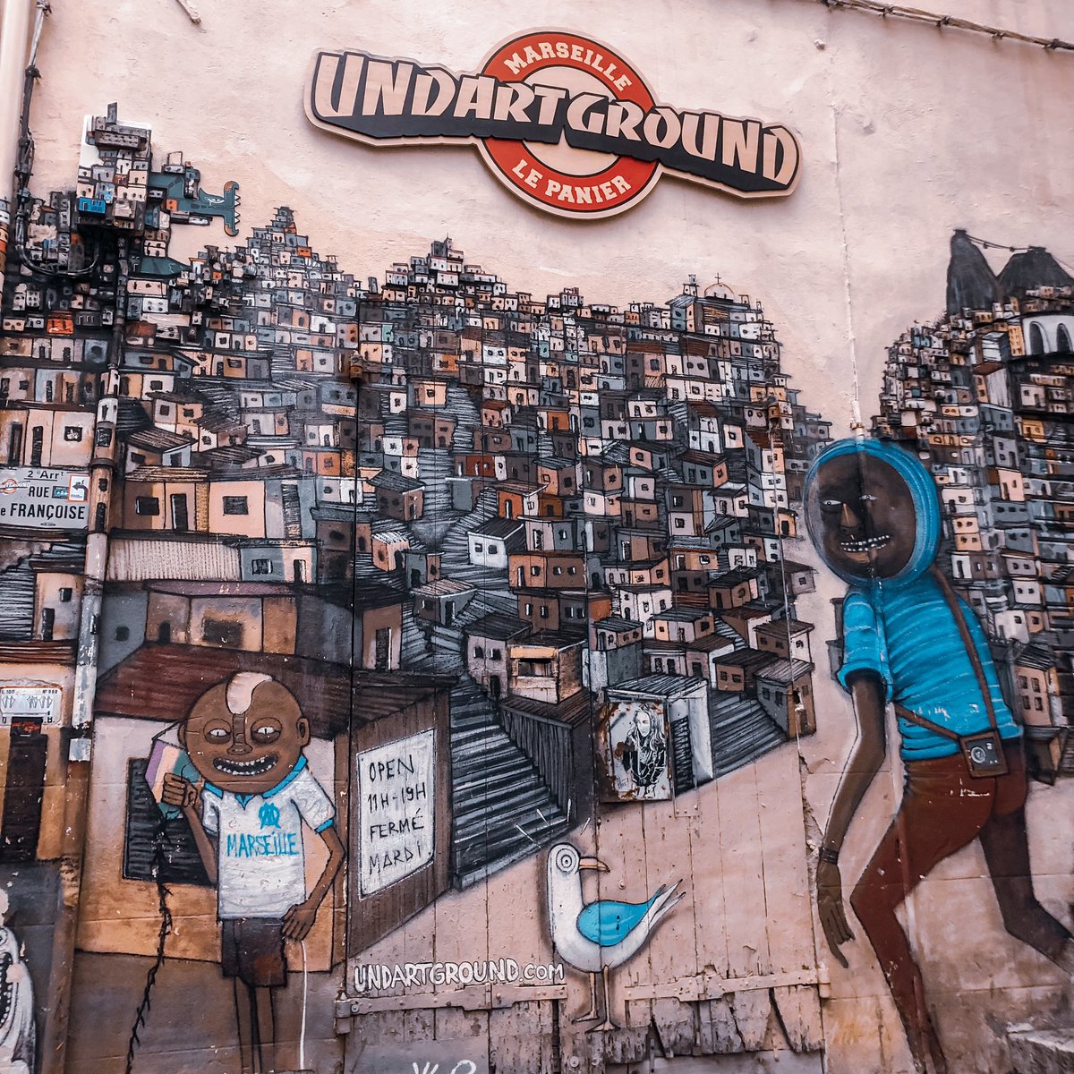 kalo lu begaya casual2an disini dijamin bakal diliatin terus ama orang lokal coy