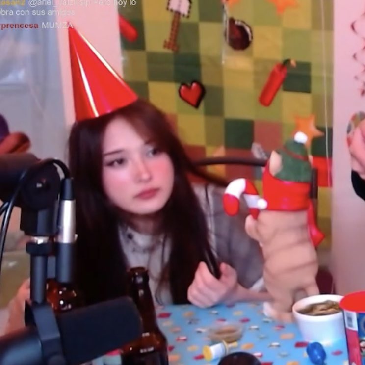 quackity sin darse cuenta puso al gatito como si estuviera viendo a tina :3