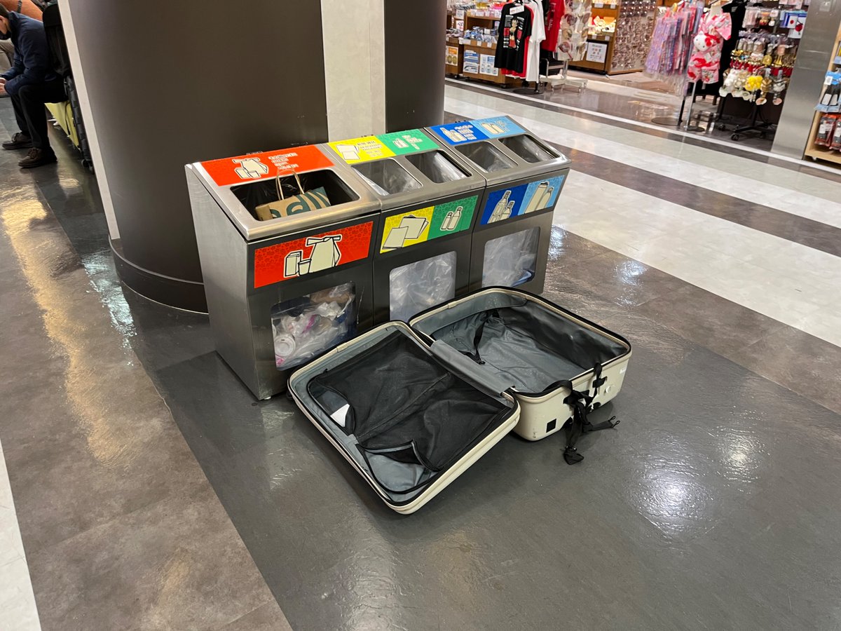 現在成田空港にいますが、早速低民度クソ中国人がスーツケースを捨てていきました。