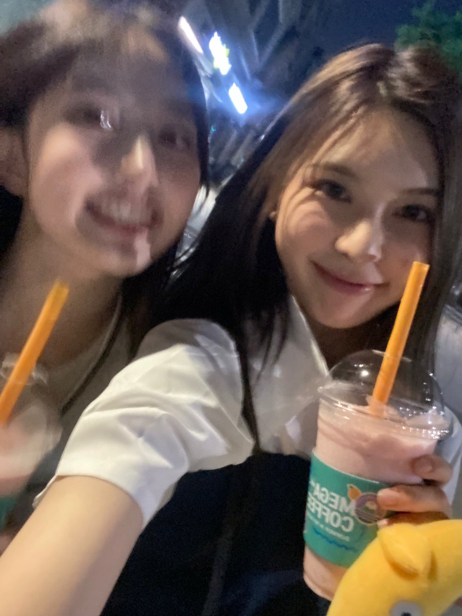 아 네가 올리지 말라고 한 거 올리고 싶다
우리 5년 뒤에는 다시 생각해 보고 꼭 올려보자 우하하 생일 축하해 솔아 앞으로도 지금처럼 서로서로 웃겨주자
사.. 사.. 사.. 사…ㄹ해

#NMIXX #엔믹스 
#해원 #HAEWON 
#엔써의_행복덩이_솔탄절
#BAEsicallythebestday