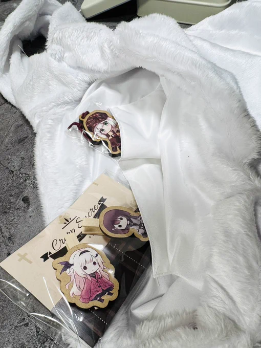 オリジナルセットのもふもふトートバッグ!!めちゃくちゃ触り心地いいし立派!中にポケットがチャック付き含めて3つもあるんやが!!写真で昔のアクキーとか詰めてみた 