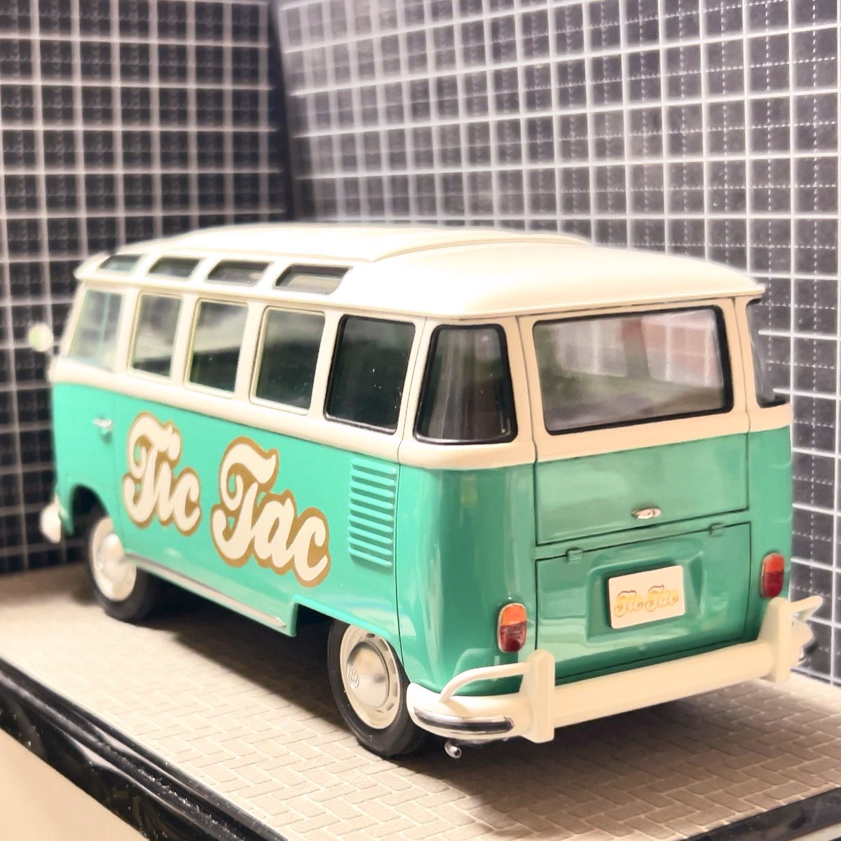 momori703's tweet photo. ハセガワのワーゲンバス完成しました。
 #vwbus #23window #ハセガワ https://t.co/cGujmxSGRn