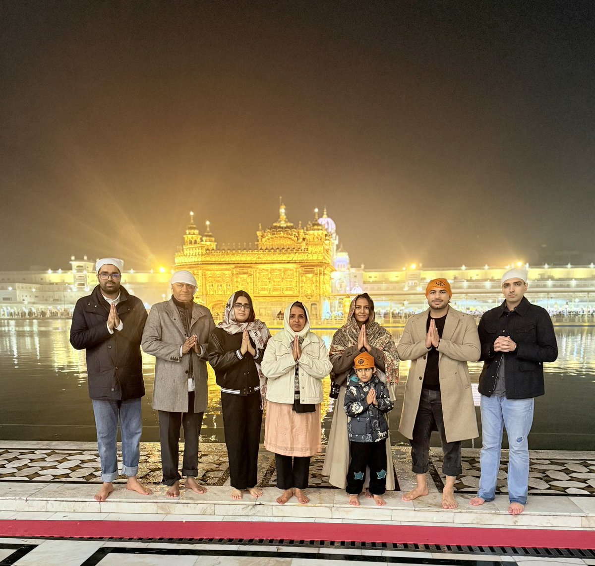 “मंदिर की स्वर्णिम आभा के बीच, वाहेगुरु की उपस्थिति हर आत्मा को रोशन करती है।”  💫✨🙏😇

#goldentemple #blessed