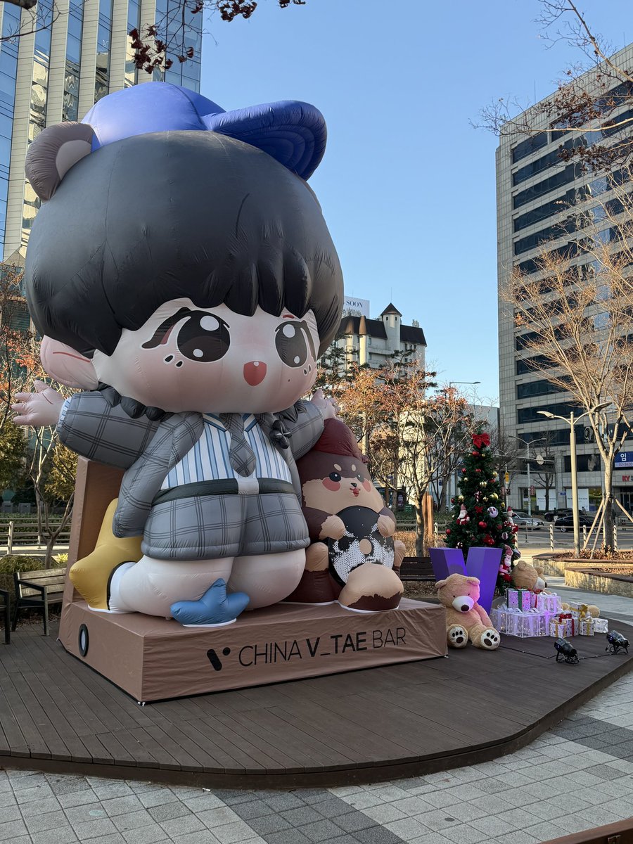 KIMTAEHYUNGBAR_'s tweet photo. 🎂𝟐𝟎𝟐𝟒 𝐁𝐈𝐑𝐓𝐇𝐃𝐀𝐘 𝐏𝐑𝐎𝐉𝐄𝐂𝐓 𝐏𝐚𝐫𝐭.𝟏𝟓-𝟏𝟔
서울 용산 하이브공원 6m Customized Doll &amp; VDAY Zone

주소: 서울 용산구 한강대로 42
전시 기간: 12월 28일 - 1월 1일

BTS #V #TAEHYUNG #방탄소년단 #김태형 #뷔 https://t.co/JNiUySwckE
