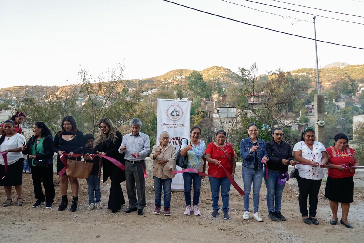 El Presidente Municipal, Francisco Martínez Neri, inauguró la construcción del muro de contención en la calle Emiliano Zapata, colonia 10 de Abril, conectando desde la Av. Solidaridad hasta El Arroyito.
