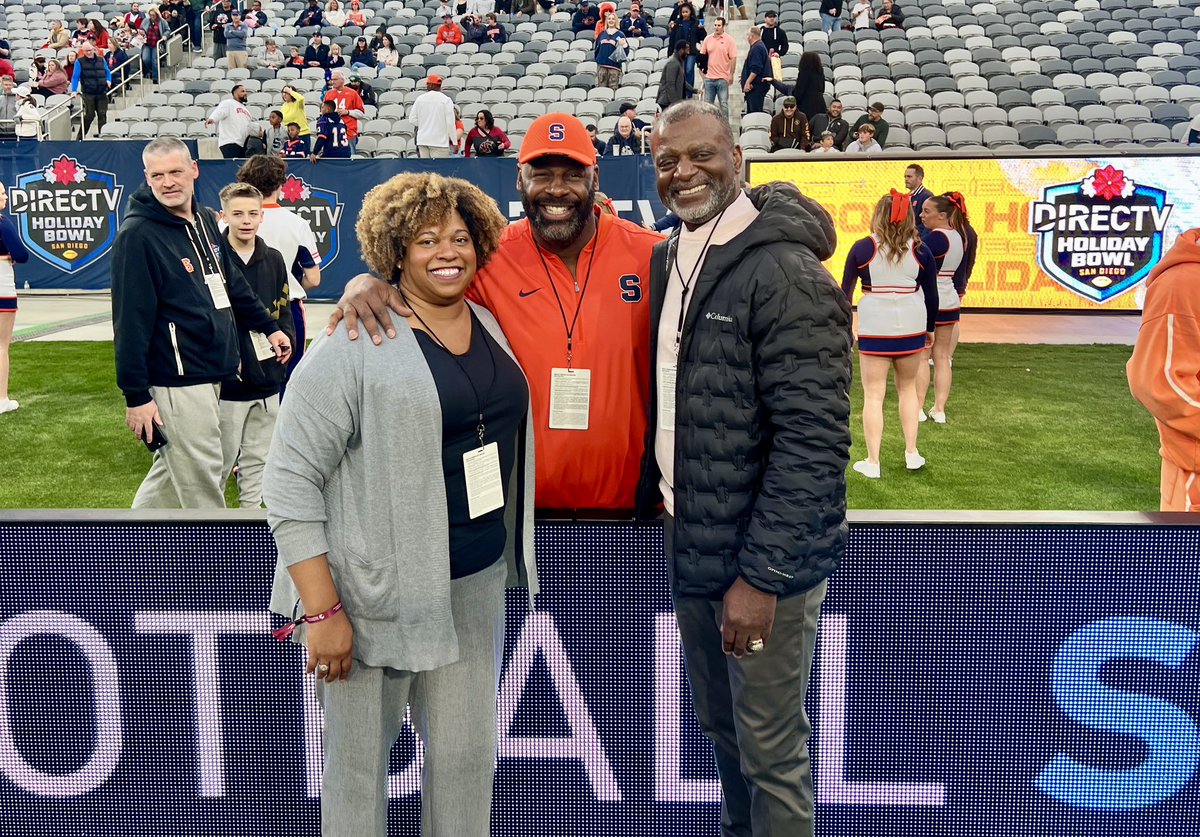 MertonHanks36's tweet photo. Tremendous efforts and lots of scoring at the @holidaybowl so far! Great alumni on hand from @WSUCougarFB and @CuseFootball with my friend @donovanjmcnabb and @pac12 colleague @Shonna_Brown https://t.co/KyDlM2sDJ3