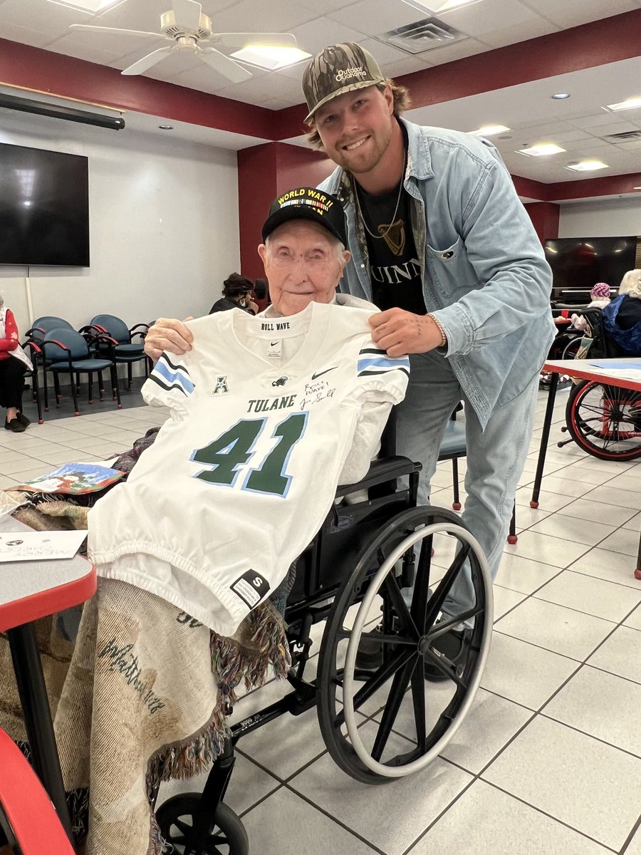 CoachJonSumrall's tweet photo. Tulane Letterman and ⁦@NFL⁩ draft pick Ray Olsen with his grandson ⁦Owen⁩!

Owen sent me this pic today…I failed trying to recruit Owen a couple of years ago! Such a blessing to my day to receive this picture! ⁦@owenols7⁩ https://t.co/uqSf7iwbYF