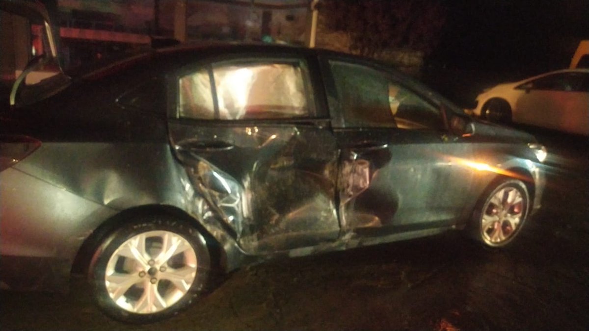 UNSIONTV's tweet photo. Alertante reportó que una roca cayó sobre su vehículo en el cruce de la entrada a Paccha y Panamericana Norte, sector Lagunas de Oxigenación, en Cuenca. Por fortuna no se registró personas heridas.  #NoticiasCuenca  #Cuenca  #UnsionTv https://t.co/0gRSkOKKkU