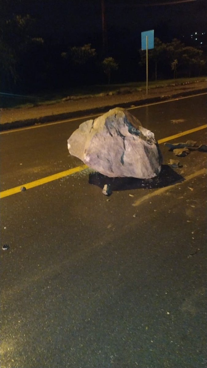UNSIONTV's tweet photo. Alertante reportó que una roca cayó sobre su vehículo en el cruce de la entrada a Paccha y Panamericana Norte, sector Lagunas de Oxigenación, en Cuenca. Por fortuna no se registró personas heridas.  #NoticiasCuenca  #Cuenca  #UnsionTv https://t.co/0gRSkOKKkU