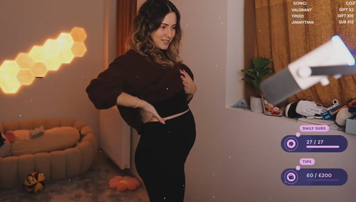 itsLinkaTV's tweet photo. My second trimester belly is so cute and chubby 🙈 I got a channel redemption to Show Bump on stream 🤰🏽🥰 https://t.co/BpTPlctNJv