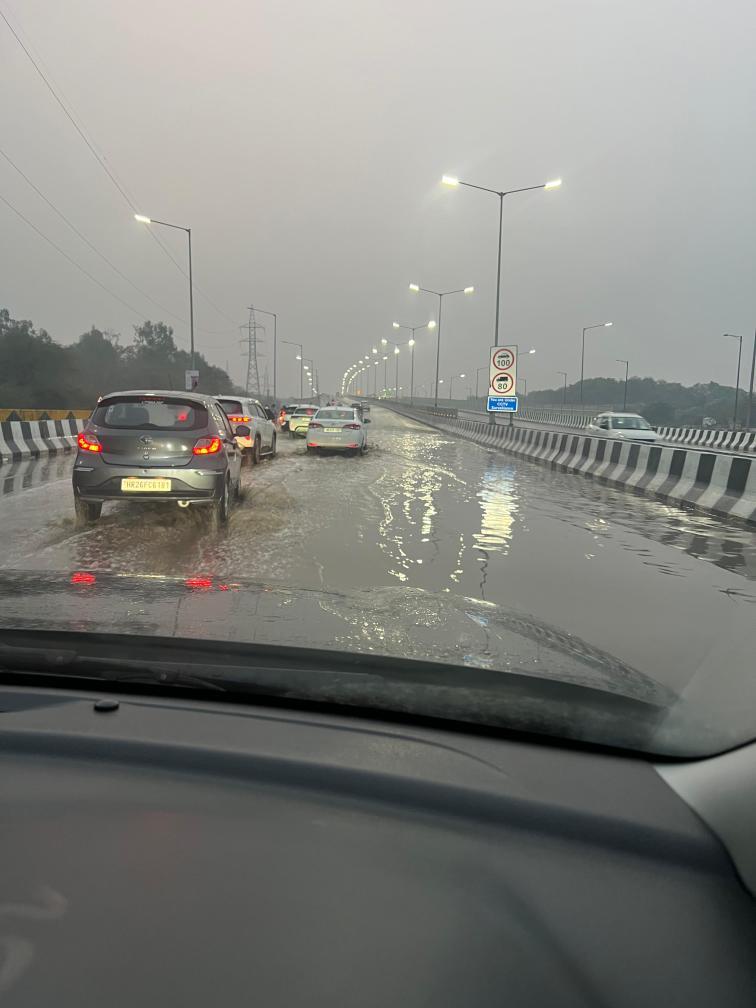 दिल्ली-मुंबई एक्सप्रेसवे के लिंक रोड पर दिल्ली से फरीदाबाद के एंट्री पॉइंट पर पहली ही बारिश में जलभराव हो गया है। एनएचएआई देखे डिज़ाइन में क्या कमी रह गयी है।

<a href="/MORTHIndia/">MORTHINDIA</a> <a href="/NHAI_Official/">NHAI</a>