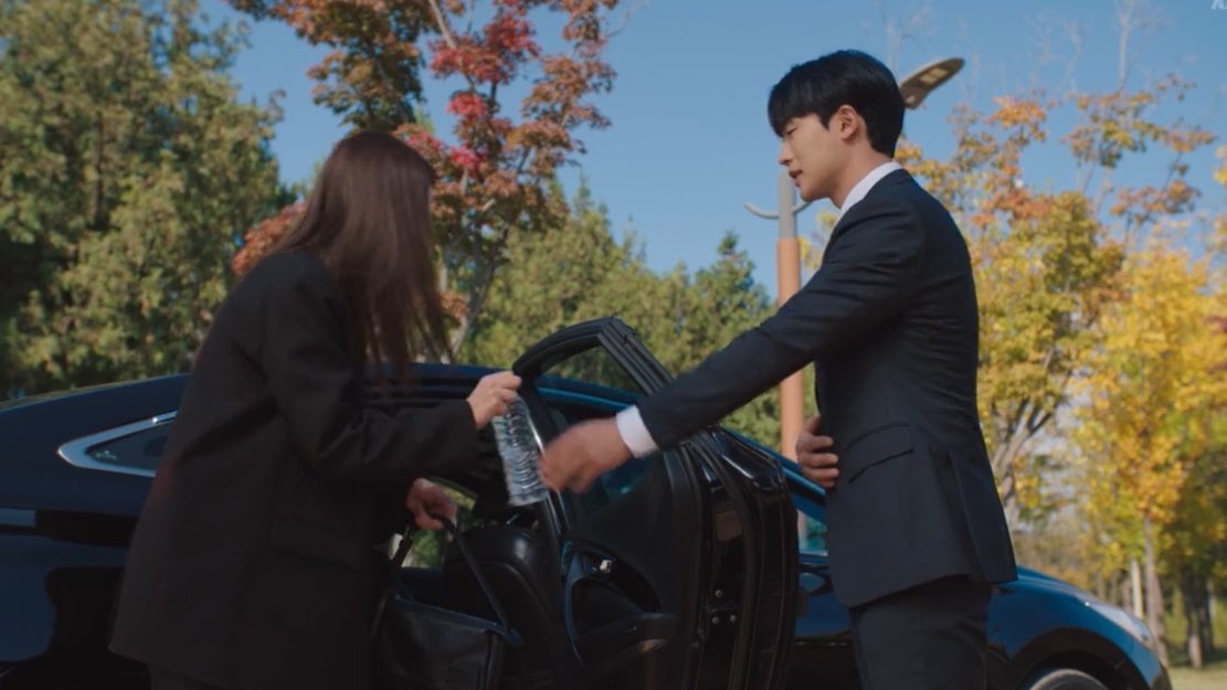 Baek25V's tweet photo. So this is the one 🙂 what a twist 👀 #WhenThePhoneRings #WhenThePhoneRingsEp9 #kdramatwt #Kdramas 
Omg!! Can wait!!! https://t.co/KBYEsmwCZ8