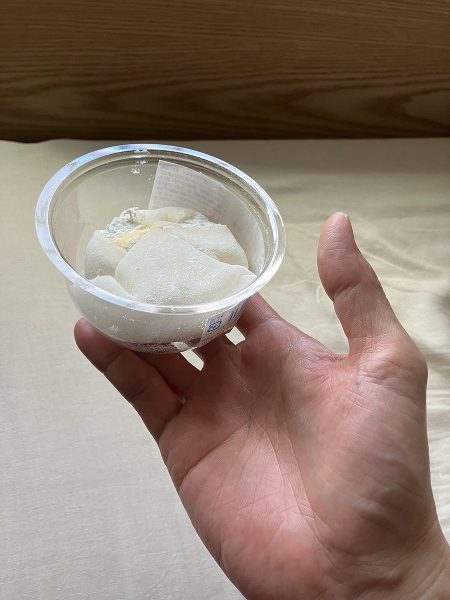 883suki's tweet photo. 雪苺娘をこうやって食べるの私だけ？ https://t.co/fqf6YtQolX