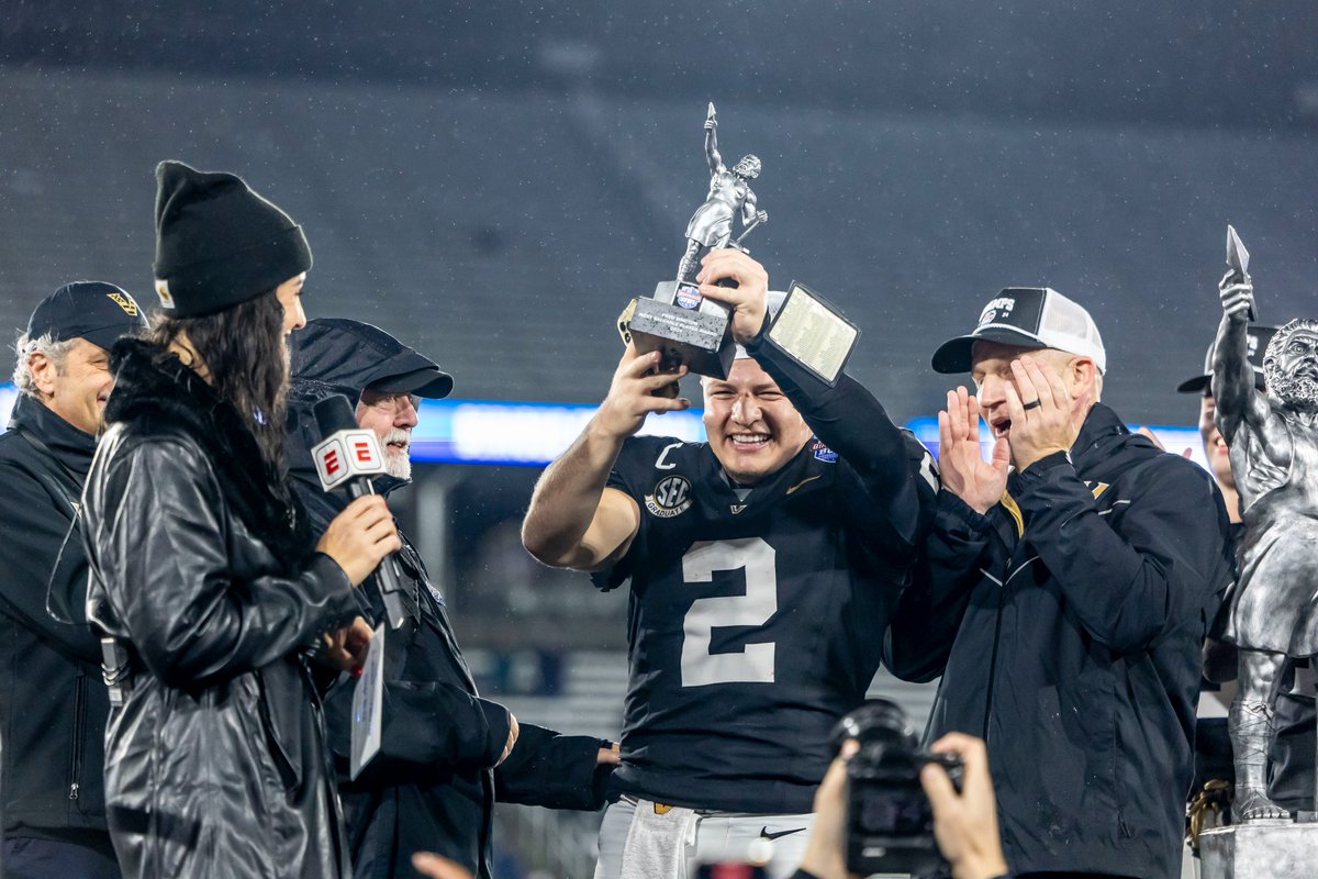 Diego Pavia's message to transfers: 

"If you want win, come to Vandy. This is a new Vanderbilt team. We're hardhat, lunchpail. If you want to work, if you want to win championships and go and have a chance at the big dogs, come to Vandy and let's see what you got."