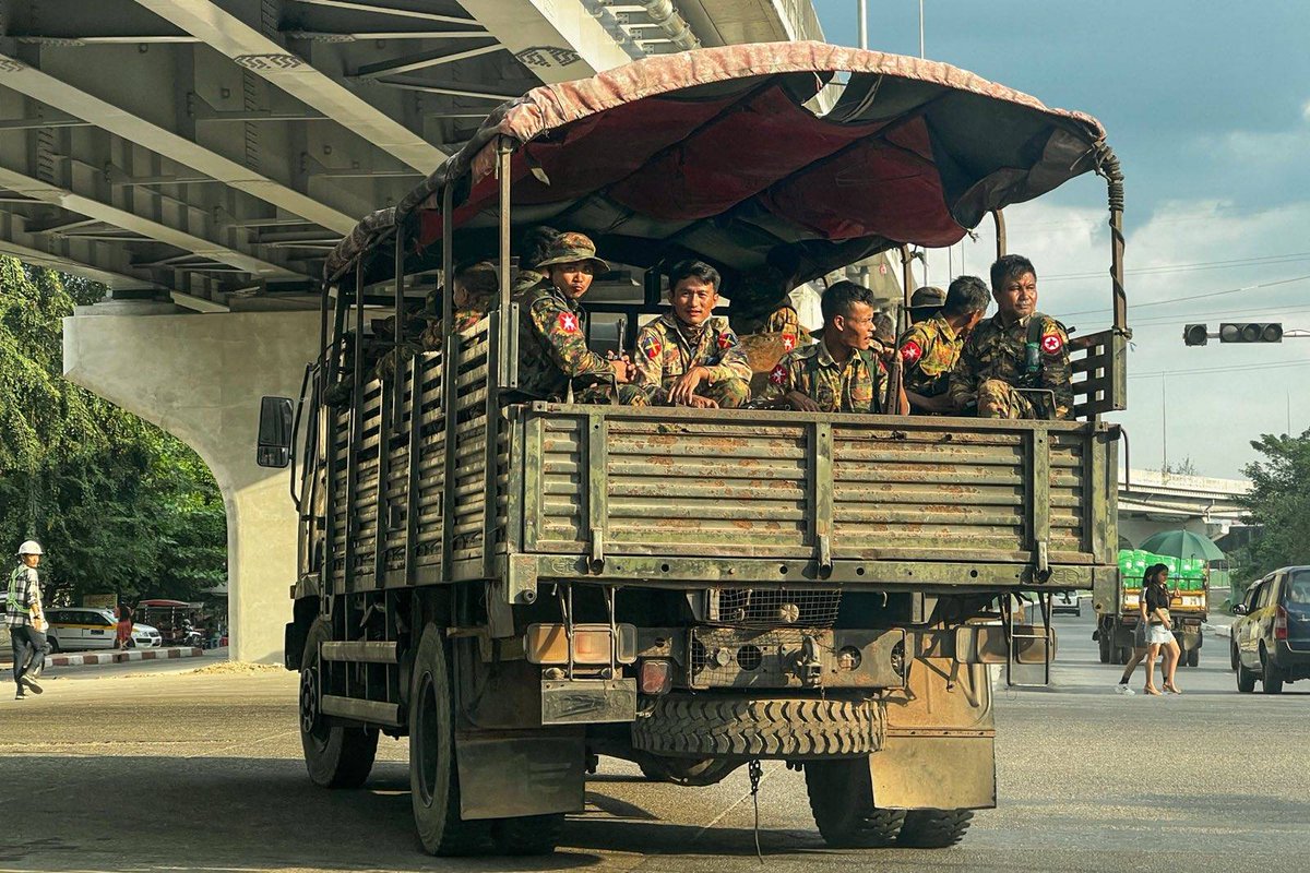MizzimaNews's tweet image. #Junta forces demand ransoms for arrested #youths in #Yangon

eng.mizzima.com/2024/12/28/177…