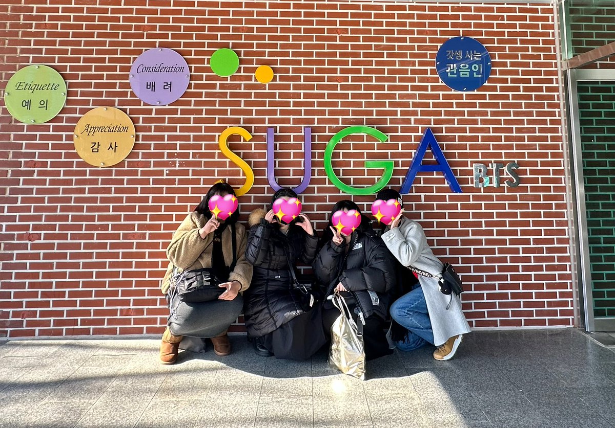 jinypower1005's tweet photo. 어제 윤기 대구투어중 일어난 기적
관음중학교에 도착해서 윤기 포즈로 사진 찍고 있었더니 어떤 귀여운 여성분이 어디서 왔냐고 말을 걸어 오셨다. 저희는 일본에서 온 #SUGA 팬이라고 했더니 그분은 교장선생님 이셨고 따라 오라고 하시며 학교를 안내 해 주셨다! (꺅) 교장실에서 윤기 졸업앨범도 + https://t.co/pWgZfWfYFM