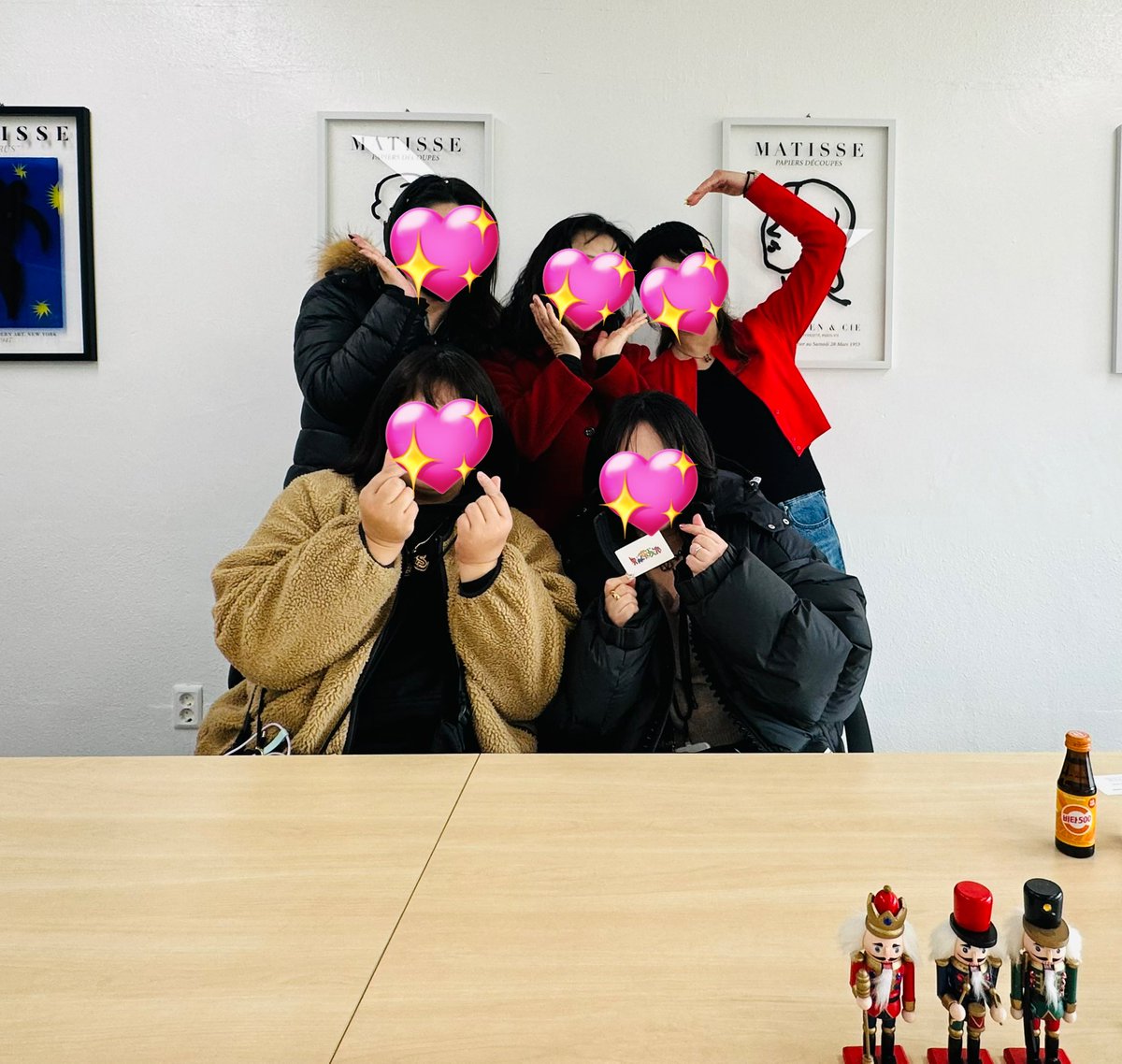 jinypower1005's tweet photo. 어제 윤기 대구투어중 일어난 기적
관음중학교에 도착해서 윤기 포즈로 사진 찍고 있었더니 어떤 귀여운 여성분이 어디서 왔냐고 말을 걸어 오셨다. 저희는 일본에서 온 #SUGA 팬이라고 했더니 그분은 교장선생님 이셨고 따라 오라고 하시며 학교를 안내 해 주셨다! (꺅) 교장실에서 윤기 졸업앨범도 + https://t.co/pWgZfWfYFM