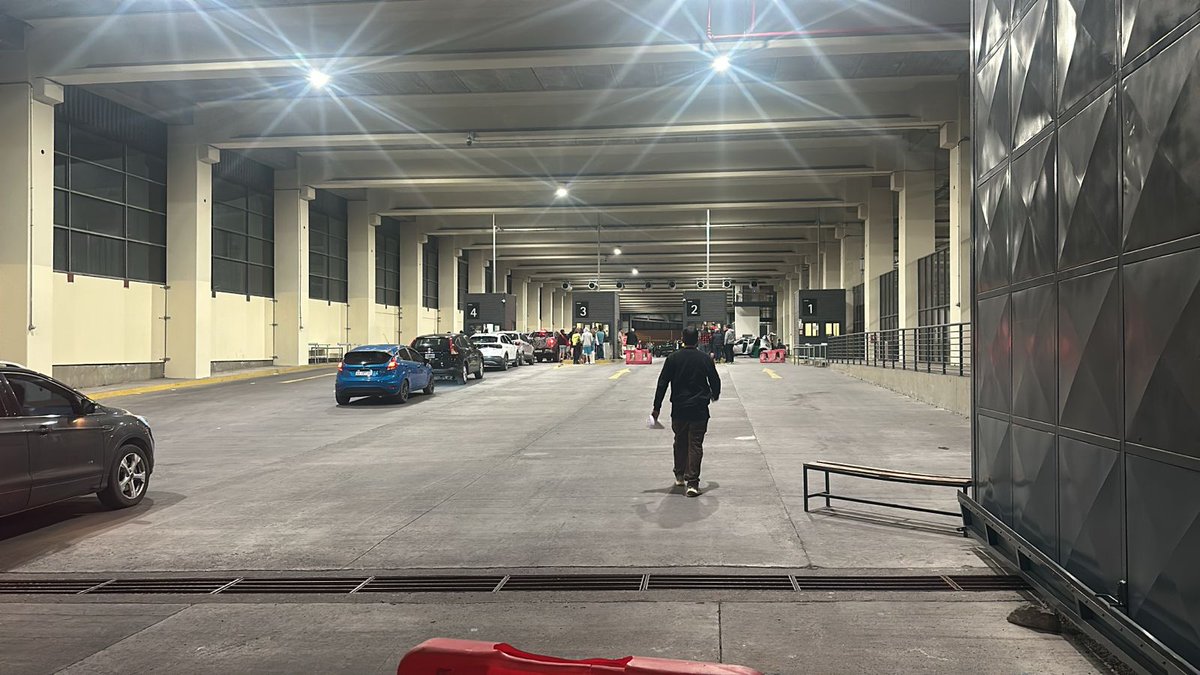 COMPLEJO LOS LIBERTADORES CHILE
 Patio Mixto solamente Tres casetas de atención a particulares