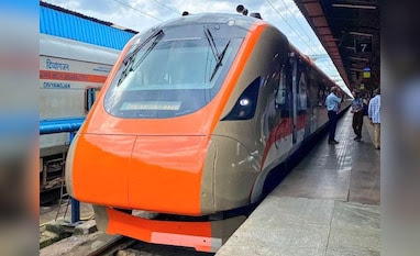 Indianinfoguide's tweet photo. 🚨India's first vande bharat sleeper currently undergoing trials. 

Train is set to begin operations from Delhi to Srinagar in January 2025. https://t.co/GrY0puCAFN