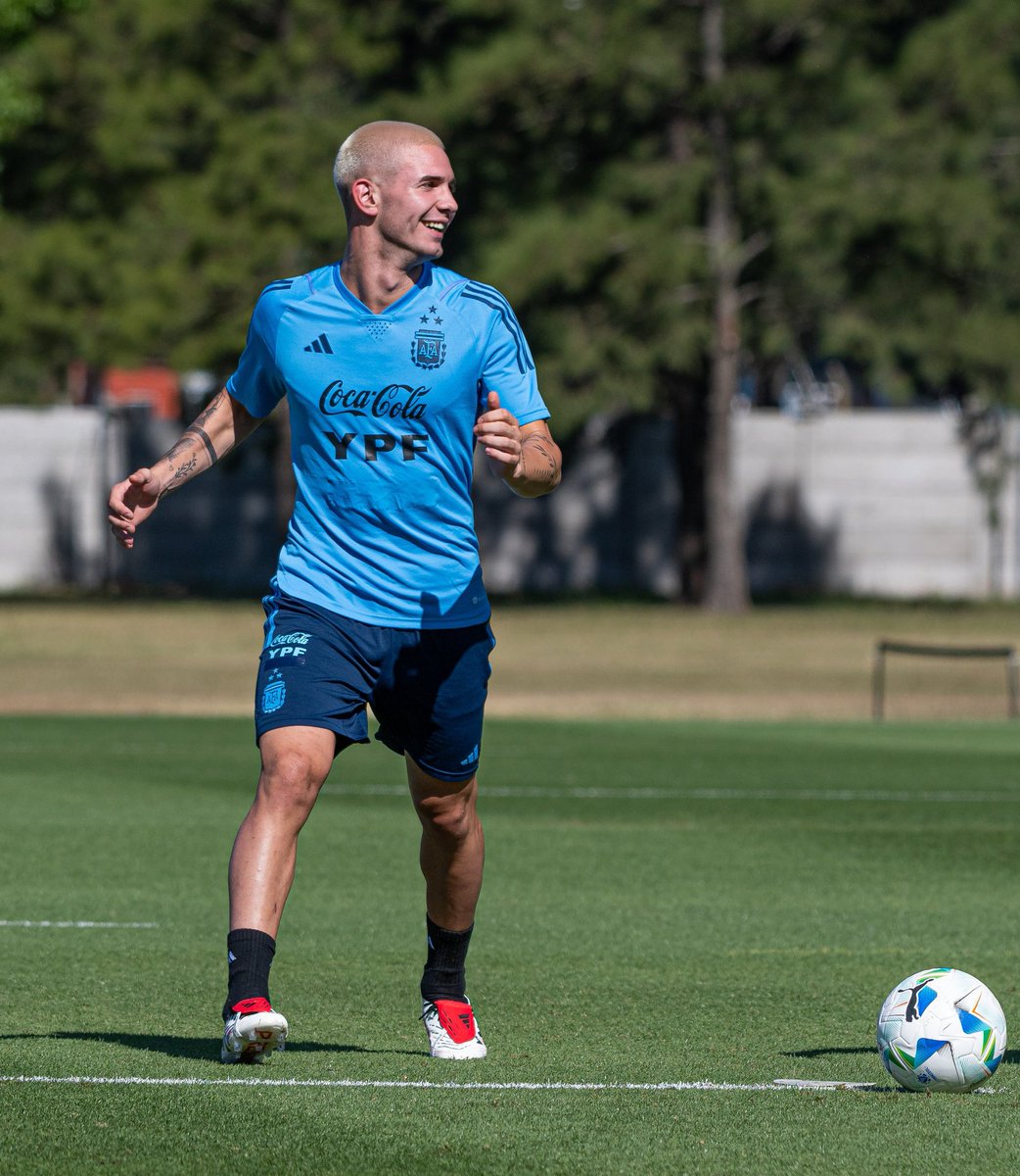 Que la máxima joya de River y la Selección esté lookeado como Eminem en su peak me la pone como un garrote.

Buenas noches.