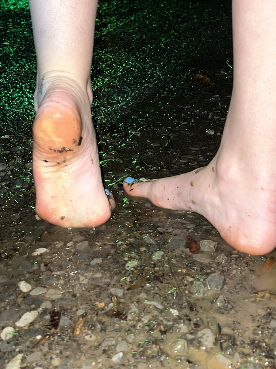 longtoesblue's tweet photo. #feetpics #wetandmuddy #funwithfeet #longtoessweetie come find me on fun with feet to see me play in the rain 💦💦 https://t.co/dcSLhACyQF
