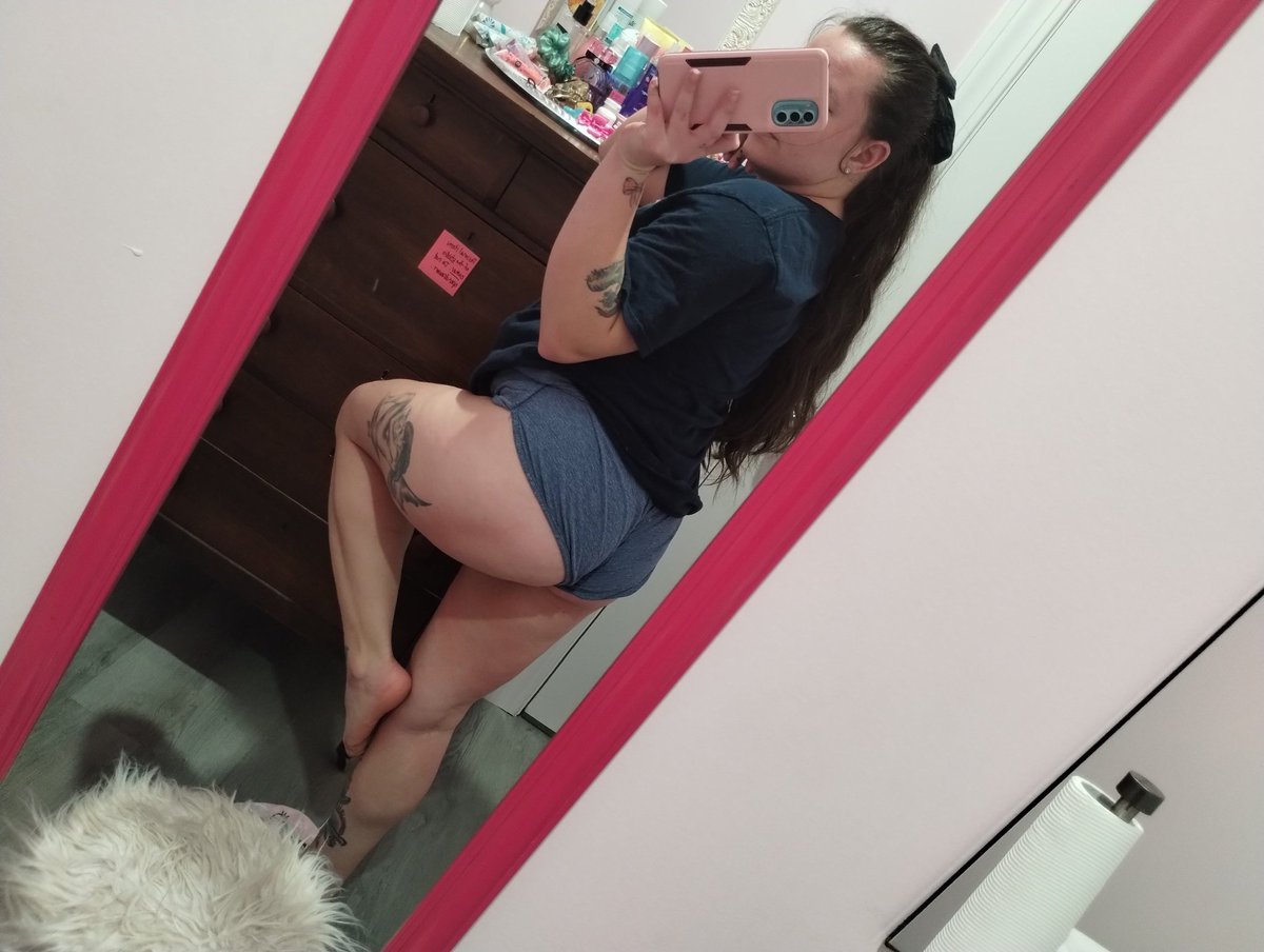 CaliberFae's tweet image. Legs 4 days (says the girl who's only 5'0)