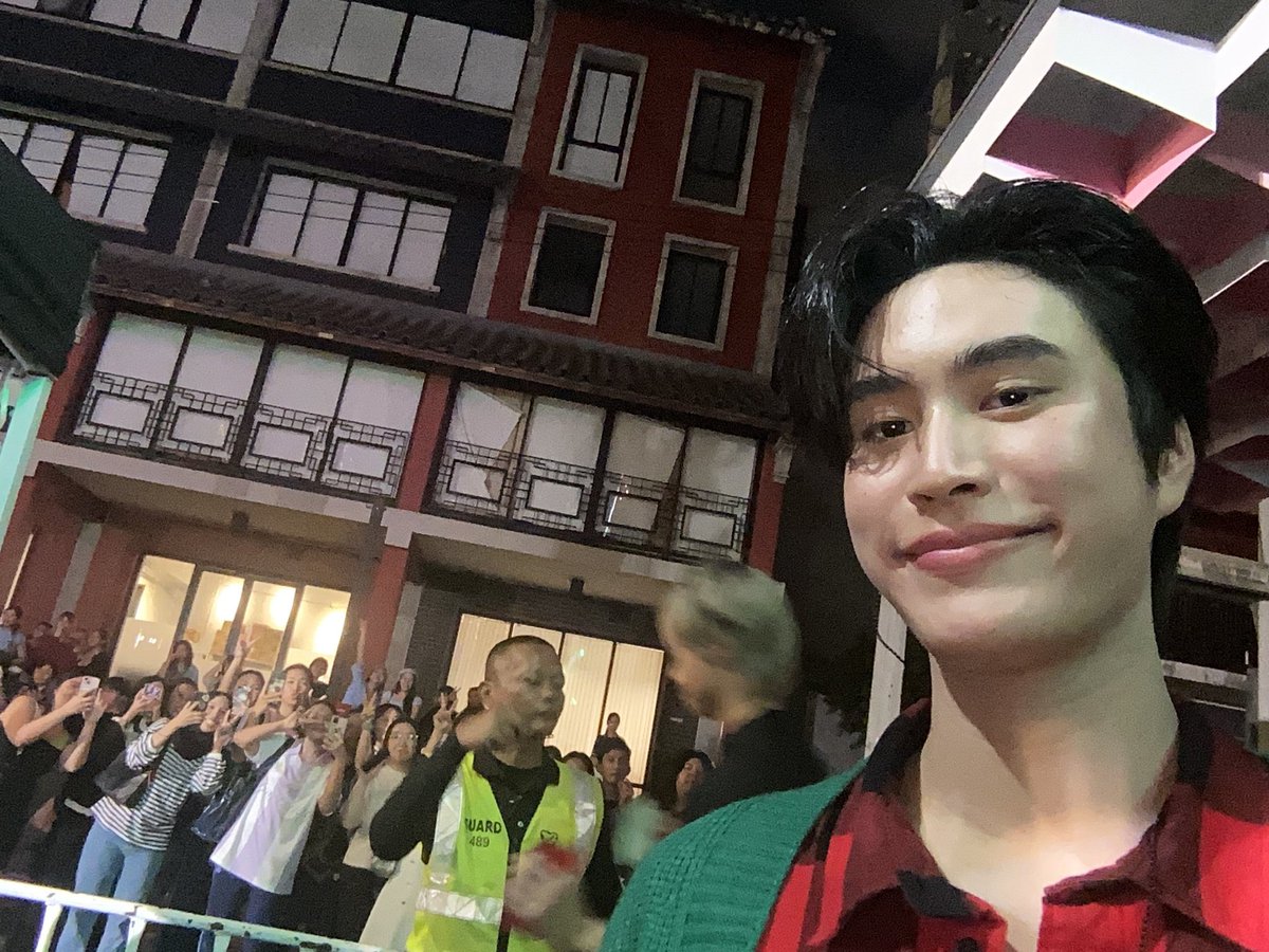 iIygemini's tweet photo. gemini used a band member's ipad to take some selfies, what a cutie (˃̣̣̥ᯅ˂̣̣̥)♡ https://t.co/561n763mEc
