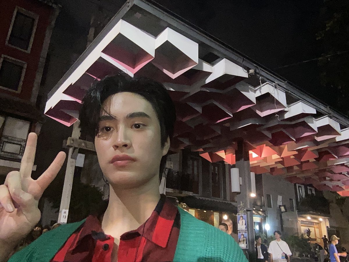 iIygemini's tweet photo. gemini used a band member's ipad to take some selfies, what a cutie (˃̣̣̥ᯅ˂̣̣̥)♡ https://t.co/561n763mEc