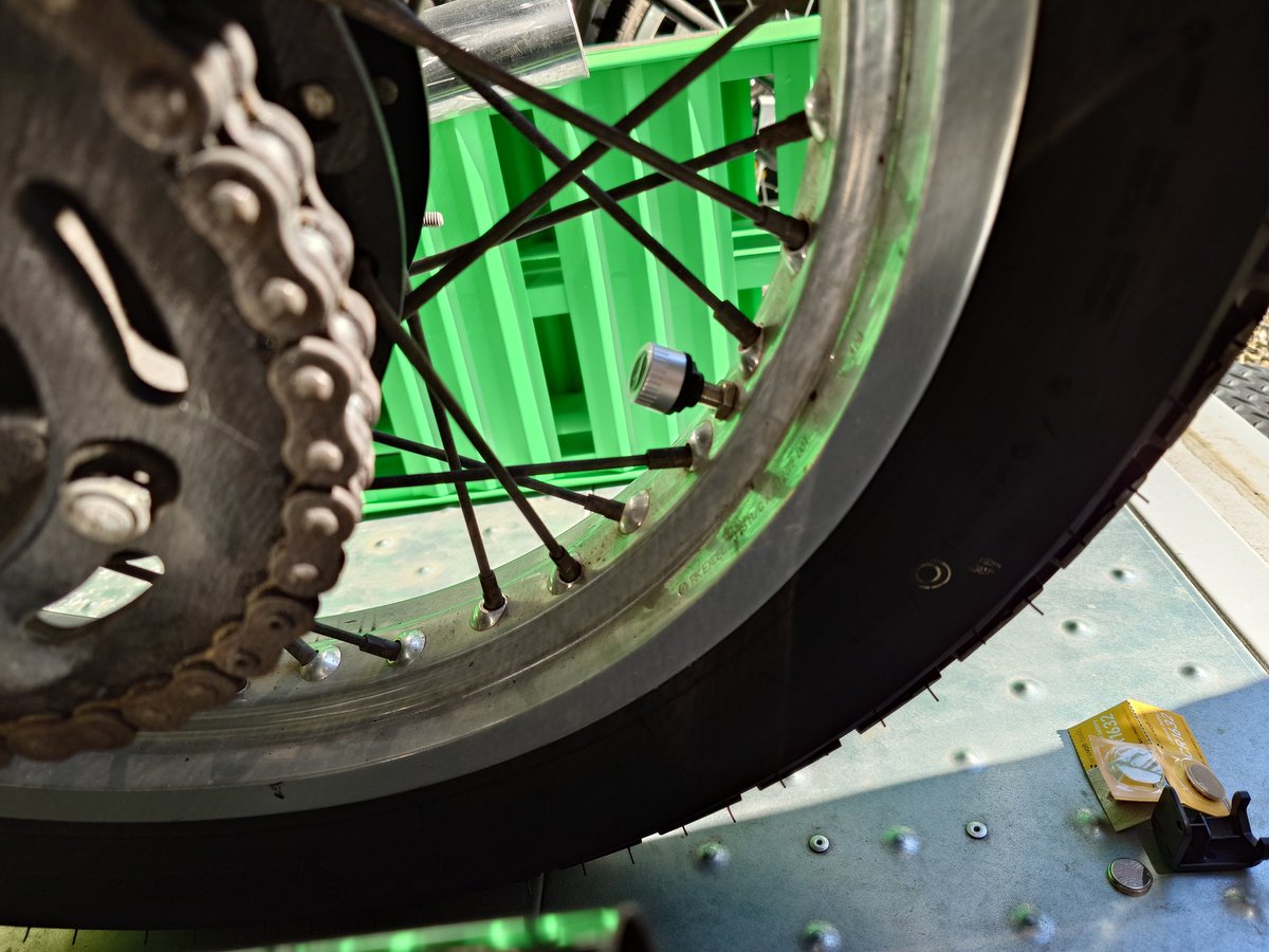 joe_1400GTR's tweet image. W400 で使っている #TPMS の電池交換😀