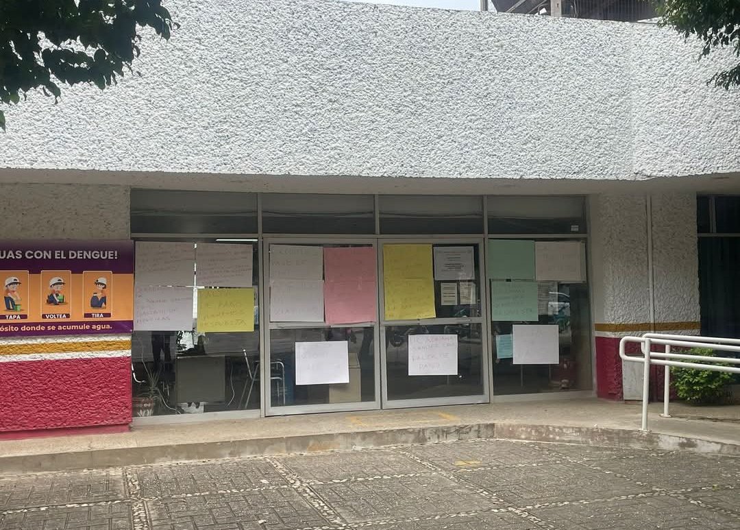 karrazolap's tweet photo. #Tuxtepec Personal del #ISSSTE en Tuxtepec labora bajo protesta,  pide el pago de chóferes, médicos y enfermeras encargados de los traslados de pacientes. A partir de enero amagan con suspender el servicio a la población. #SaludPública #Oaxaca 👇🏻📸 https://t.co/J7atniMLuZ https://t.co/5zWAg5ff7M