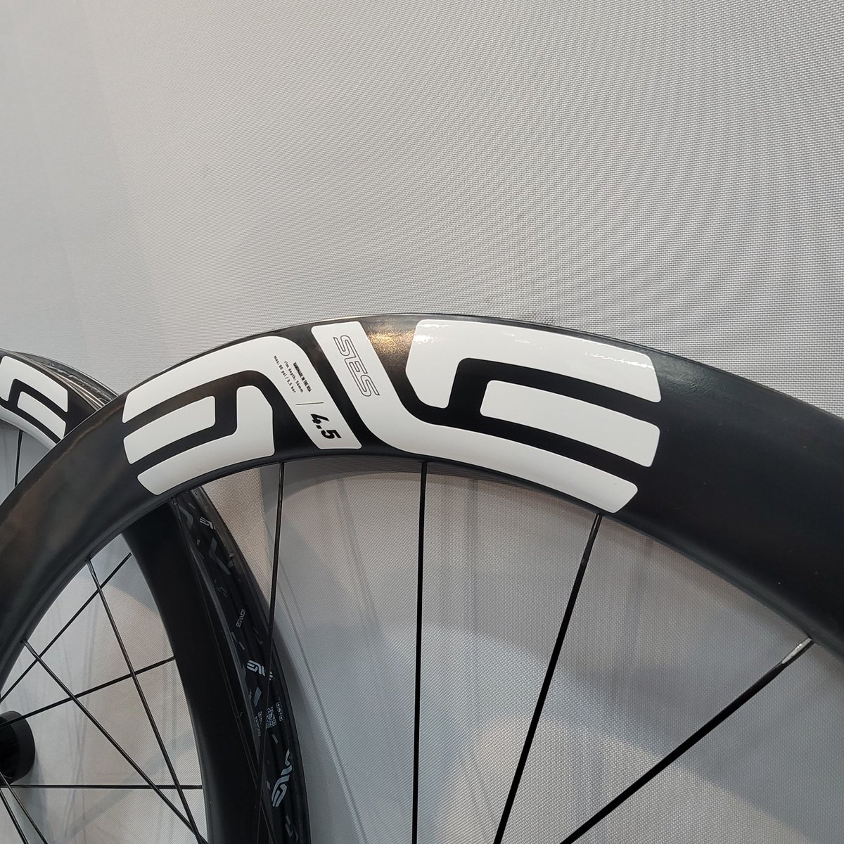 suzupower_kita's tweet photo. #ENVE #SES4.5 店頭在庫残り１点となりました。ホワイトデカールのみとなります。限定モデルのため、こちらで完売となります。
＃ロードバイク
＃ポガチャル
オンラインショップはこちら↓
https://t.co/Wu1vkBlcZi https://t.co/0wKWVUeGIJ