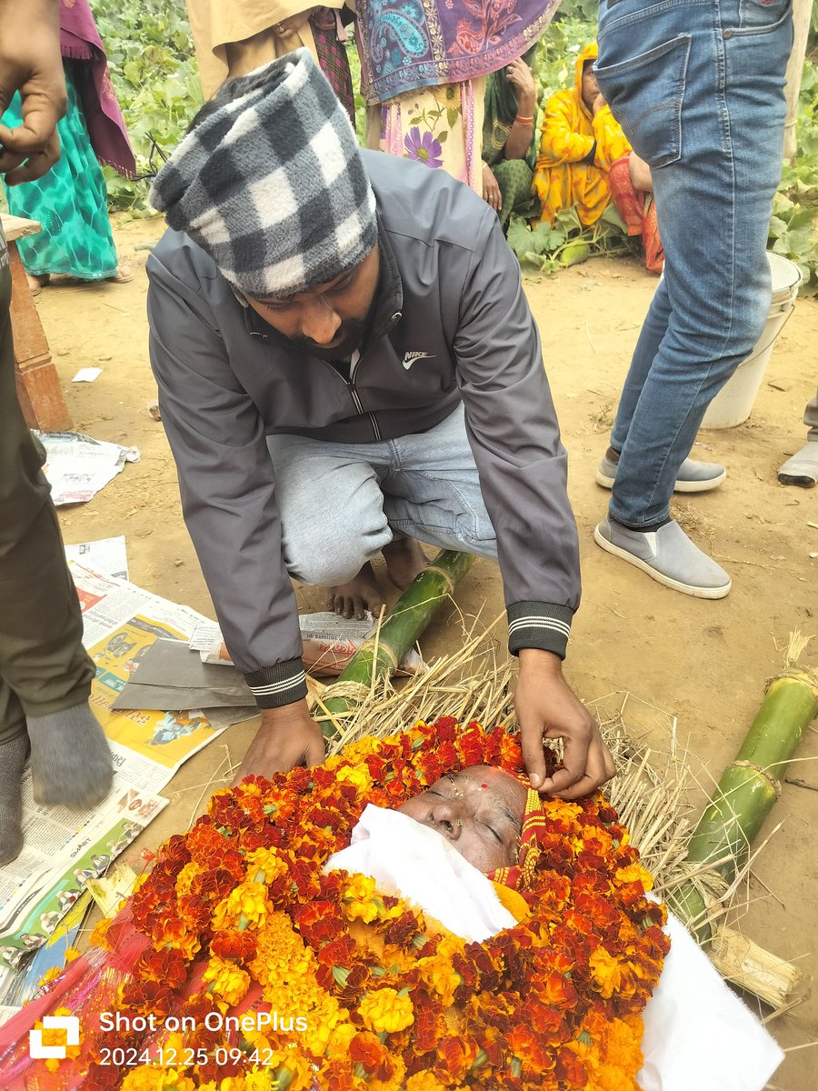 kuldeep_cyss's tweet photo. @ArvindKejriwal सर मेरी मां अब दुनिया में नहीं रही वह हमेशा कहती थी बेटा अरविंद केजरीवाल जैसा देश में ईमानदार कोई नेता नहीं है @AamAadmiParty के साथ हमेशा रहना एक दिन जरुर कामयाबी मिलेगी 
अब मेरी मां इस दुनिया में नहीं है अत्यंत पीड़ा है मां का @SanjayAzadSln @msisodia https://t.co/Ns6TKxML8q