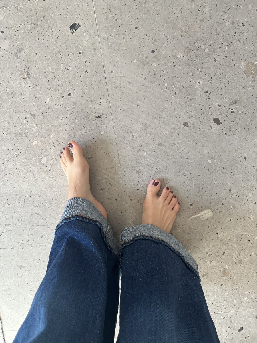 feetmeeft's tweet photo. Love being barefoot 👣 https://t.co/U5bRTjnqeq