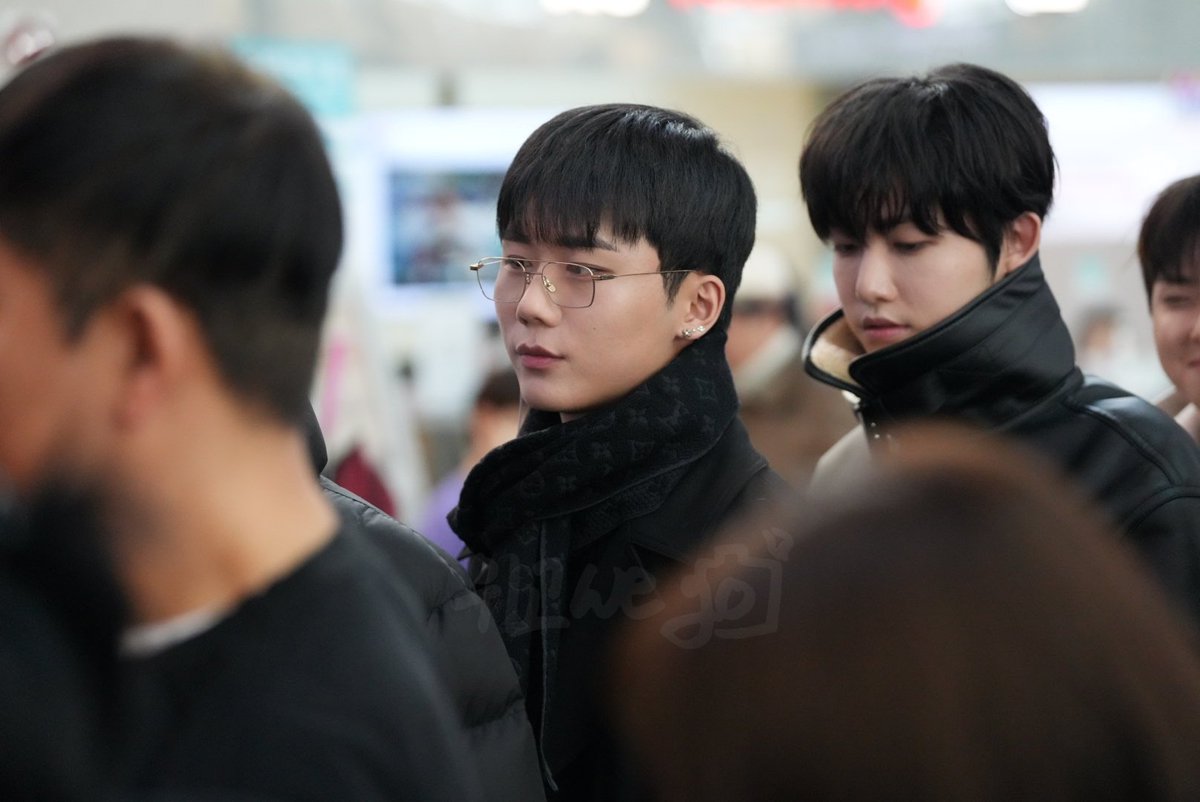 241228 ICN 출국 #종형 Preview

분위기 미쳐따🖤