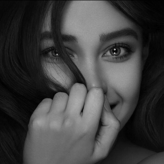 Senyummu,
Berpendar di sudut harapan.
Jalan hidup, penuh liku,
Naik, turun, tetap berlalu.

Hujan hadir, menggantung mimpi,
Menumbuhkan rindu yang tak terperi.
Namun senyummu tetap abadi,
Dalam kenangan yang takkan pergi.

#piece_of_story #love #alwaysforever #youandme #memories