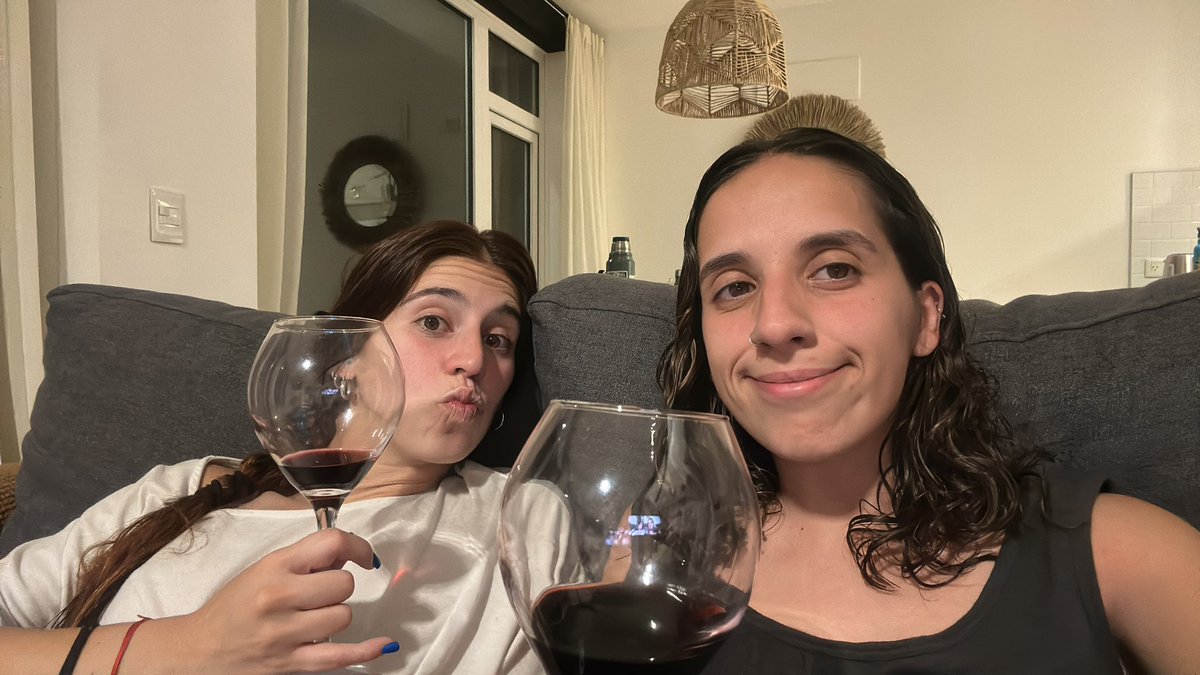 pauferrer1's tweet photo. los placere de la Patagonia: cenar 00.30 porque el sol dura 3 días. Blessed c mi amiga Coti https://t.co/gHVTclCEoX