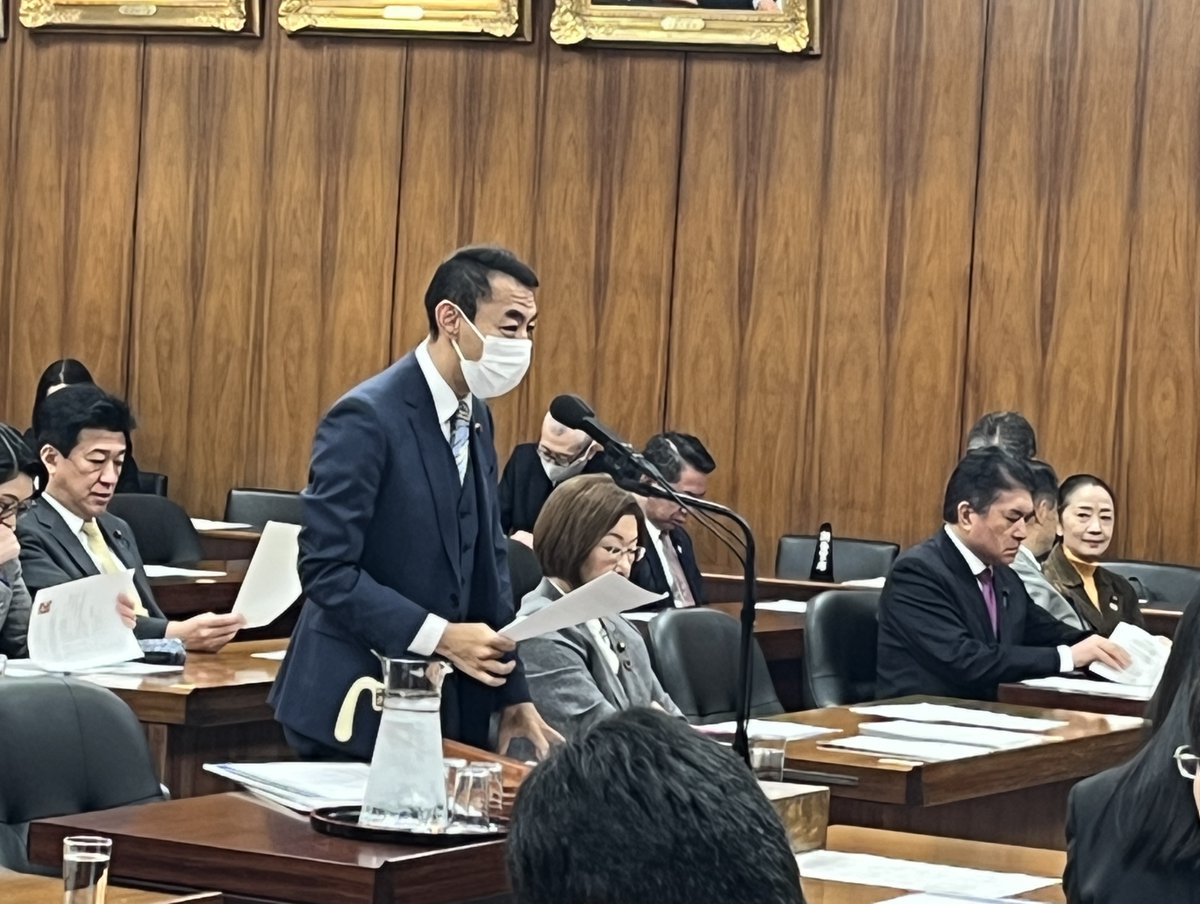 imaeda_soichiro's tweet photo. 【修正前ブログをアップしてしまったので、私の臨時国会での文部科学委員会での国会質問について再アップします。申し訳ありません。】　

まずは喫緊の課題である学校での感染症対策からお聞きをしたいと思います。 副大臣時代は、私、学校感染症対策は担務ではなかったものですから公に話すことはできませんでしたが、この間の学校現場の対応には強い問題意識を感じておったというのが正直なところでございます。

令和五年三月、当時、私は政府入りはしておりませんで、たしか党本部の経済産業部会長代理か何かだったと思いますけれども、当時の文部科学省の、学校における新型コロナウイルス感染症に関する衛生管理マニュアル、いわゆる衛生管理マニュアルは素晴らしいものだというふうに考えておりました。　
　
つまり、何も考えずにただマスク着用という状況から、きちっと状況に適切に応じた対応をするべく、マスクの着用を求めないことを基本としながらも、感染流行時の対応ですとか、平時でもせきエチケット、また一般社会と同様の対応を行っていくということにされていたからであります。
　
一般と同じ対応ですとか、また流行期の対応としては、例えば厚生労働省、これは感染症全般をやっているわけでありますけれども、厚生労働省が昨年の秋も、また今年も既に感染対策を示しております。しかし、実際には、なかなか学校現場においてはそのような対応が行われていないと、現場から数多くの声が寄せられております。　

このようなグラフを作ってきましたけれども、これはうちの事務所でいろいろなデータから引っ張ってきたものではありますが、これは水色がインフル、そして赤ピンクがコロナ、そして、黄緑色のマイコプラズマ、またリンゴ病は黄色（リンゴ病だけすごくスケールが小さいので、他は基本的には左数字で見ていただきたいんですが、リンゴ病だけは右の数字で見て下さい。十分の一になるとリンゴ病は全く見えなくなっちゃうのでちょっとスケールを変えました）、そういうものであります。
　
現在、この水色のインフルについては、これは今、足下から二週間、二倍、二倍で増えてきているというふうな状況であります。明らかに流行してきているというところでございまして、早急に対応すべきであります。
　文部科学省として、今後どのようにしていかれるのか。特に学校現場に感染対策が正しく伝わっているか、どのように考えておられるのか、教えていただければと思います。

【あべ文部科学大臣】
 委員にお答えさせていただきます。
 各学校におきましては、感染状況が落ち着いている平時におきましては、マスクの渚用を求めないことを基本とさせていただいた上で、手洗い等、またせきエチケットの指導を行う。出席停止、学級閉鎖が発生するなど、感染が流行している場合には、教職員がマスクを着用する、児童生徒に着用を促すなど、感染状況に応じた対応を、対策を適切に講ずることが重要だというふうに考えています。
 このため、文部科学省といたしましては、こうした対策につきまして、例年、インフルエンザ総合対策に関わる事務連絡、この発出や、都道府県教育委員会等の担当者が集まる会議の場などを通じまして、周知に努めさせていただいているところでございます。
 文部科学省といたしましては、今後も、厚生労働省の感染症対策の考え方なども踏まえつつ、教職員に正しく御理解いただけるよう、引き続き周知に努めてまいります。

【近々の感染情報】
ここに来てインフルエンザが激増しています。皆様、感染対策を万全にして参りましょう。