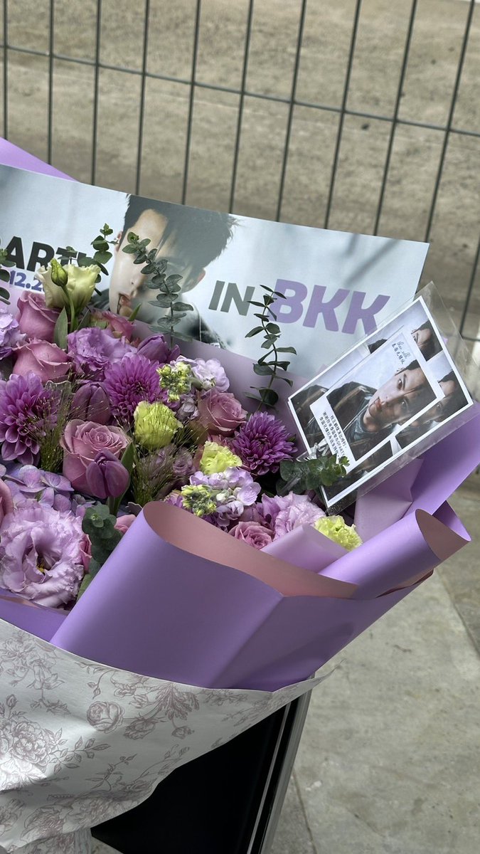 Thai_XDH's tweet photo. 💐💜 ช่อดอกไม้จากไท่กั๋วชงตี้ฮั่ว ขอให้คอนเสิร์ต DPARTY ของหวังเฮ่อตี้ราบรื่นไปได้ด้วยดี ไท่กั๋วชงตี้ฮั่วพร้อมกรี๊ดและเต้นไปกับตี้แล้วค้าบ

#DylanWang #WangHedi 
#หวังเฮ่อตี้ #王鹤棣 
#王鹤棣Dparty #DPARTYinBKK https://t.co/3uTmFlPLV0