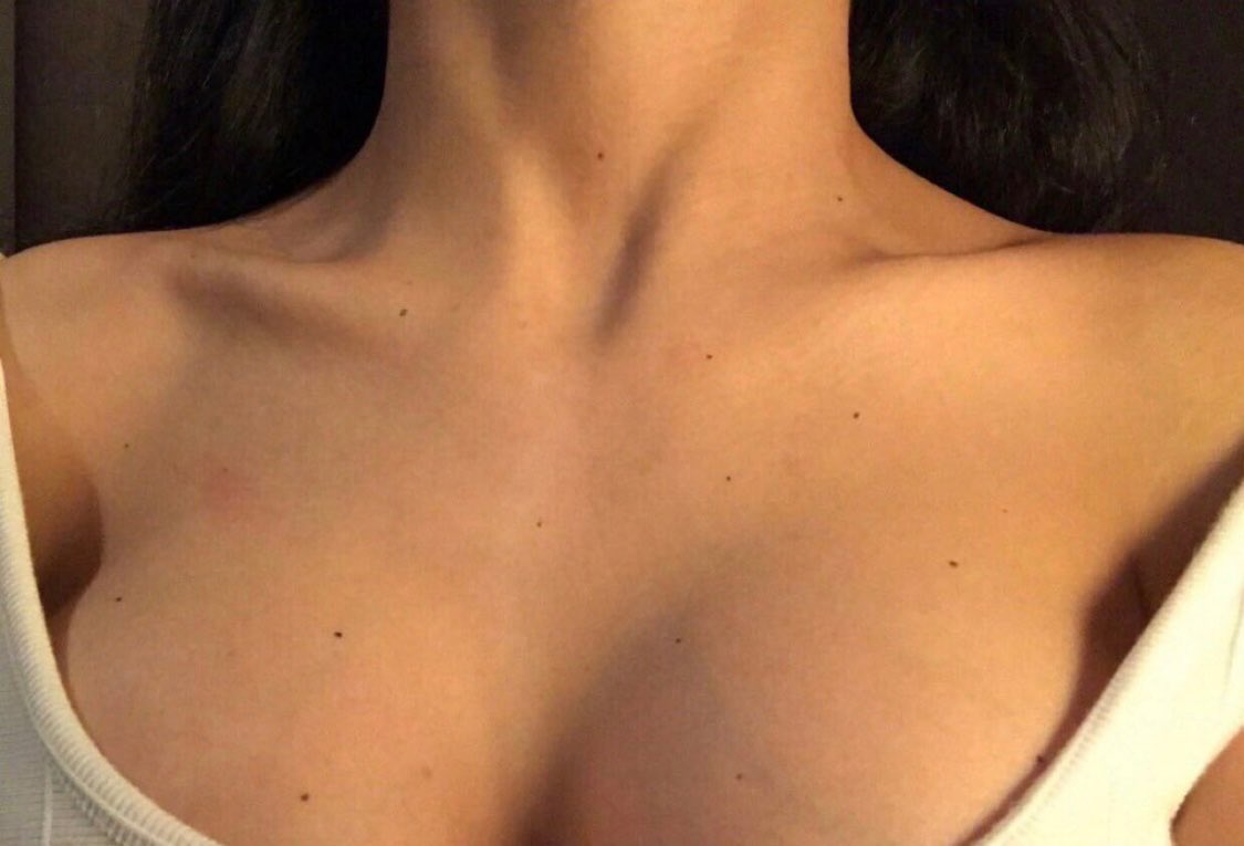الا يا غزال في عيونك سهوم الموت 
وفي مبسمك جنة وفي شوفتك راحه 

ياحلو المعنق و السوالف وحلو الصوت
زما صدرك الي لا لبستي عليه الكوت 

تضايق من الملبوس خوخه و تفاحه 
على خصرك يقيس عقاله و مسباحه

شموخ و دلال وقدرك اغلى من الياقوت 
وفيك الجمال اليوسفي يلبس وشاحه.