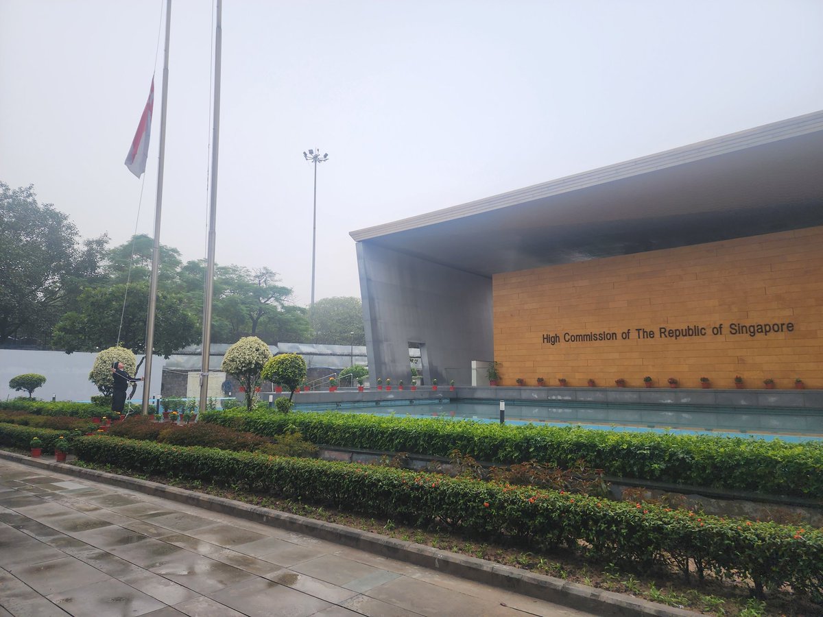 SGinIndia's tweet photo. Singapore Flag lowered at half-mast as a show of deep respect to the late PM Shri Dr Manmohan Singh. Our deepest condolences. HC Wong
#ManmohanSingh #ManMohanSinghJi https://t.co/t7BLbnATOh