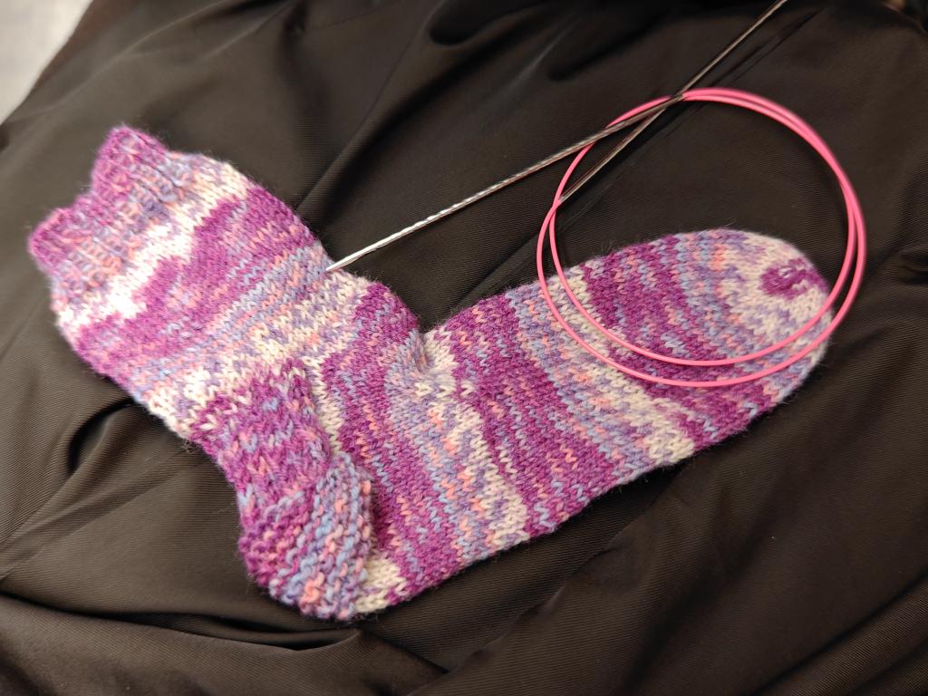 靴下片側車内で完成✨🚄🚅
初オパール毛糸でした！
 #棒針編み  #手編み  #手編み靴下
 #編み物