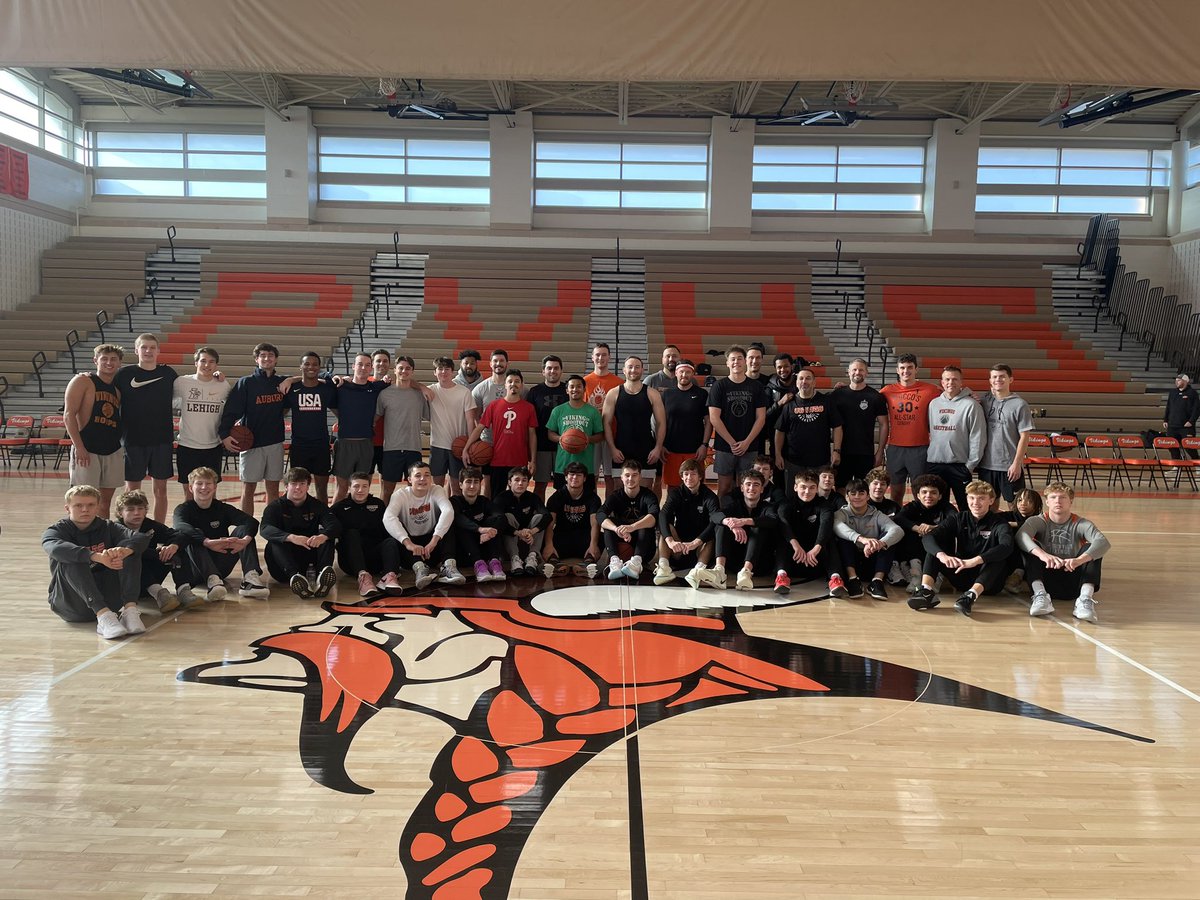 ValleyBoysBBall's tweet photo. Great seeing all the PV Hoops Alumni this morning. https://t.co/rt1dMoOO7b