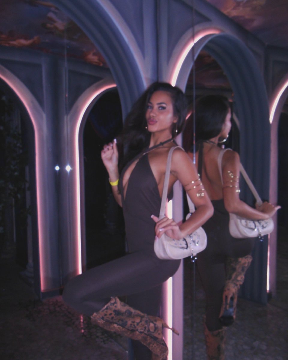 Casey-marie Munro tweet media